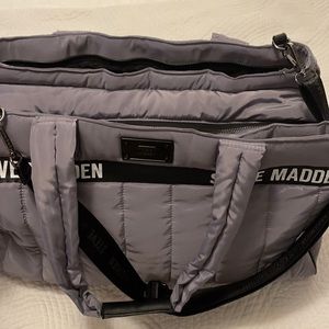 Used just once.One stain outside next to the zíper